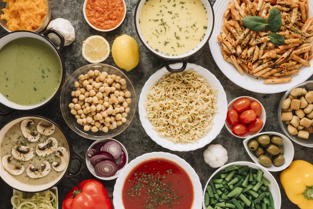 Sebze, meyve, tam tahıl, kaliteli protein ve sağlıklı yağlardan zengin dengeli beslenme; damar fonksiyonlarını destekler, inflamasyonu azaltmaya yardımcı olur ve uzun vadede kalp-damar riskinin kontrolüne katkı sağlar.
